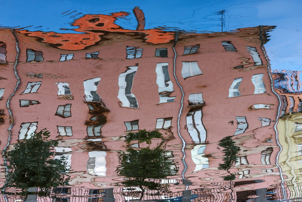 Дом с весёлым привидением на крыше...