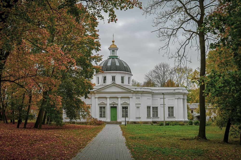 Казанская церковь в красках осени