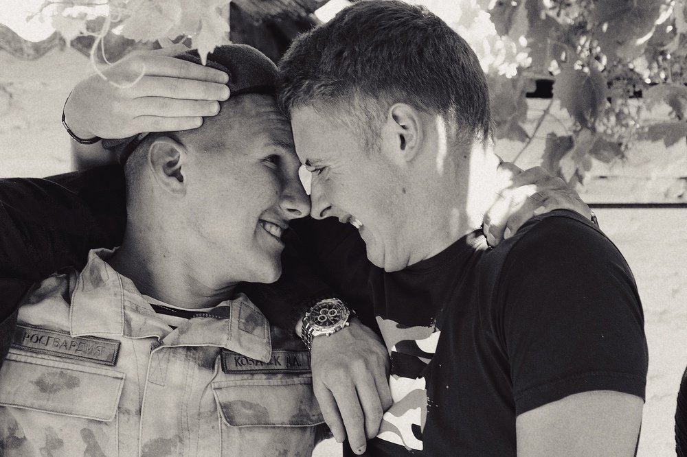 Friendship ... Together again ... He is back...(Дружба... Снова вместе...Он вернулся...)