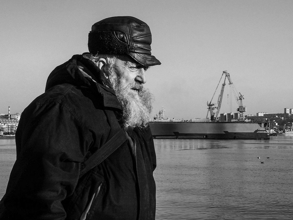 Идущий вдоль моря.