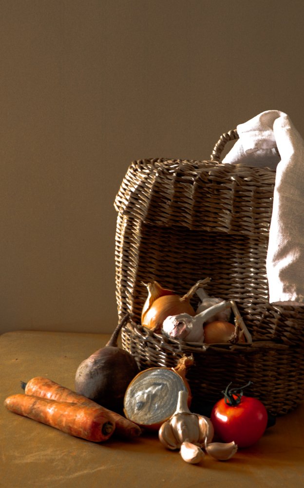 Корзина с луком и овощи на готовку...