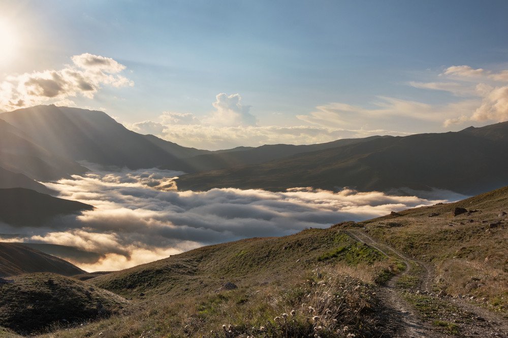 Садилось Солнце за гору...