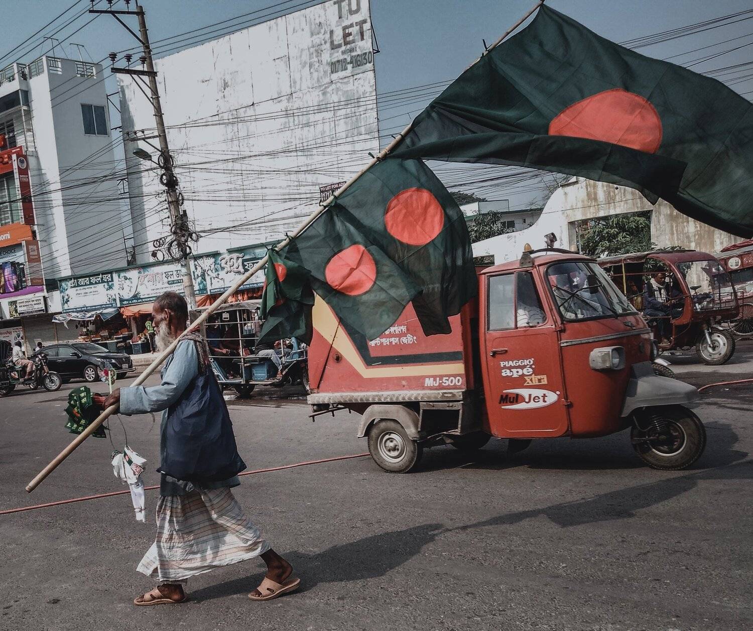 বিজয়ের মাসে লাল সবুজে মন গেঁথে যাক
