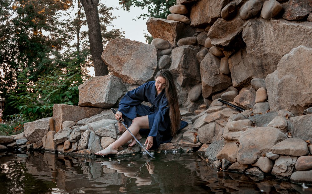 Девушка с катаной