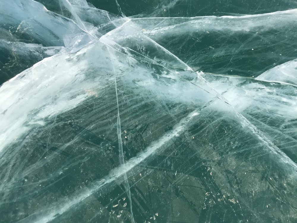 Трещины на льду Орто-Токойского водохранилища
