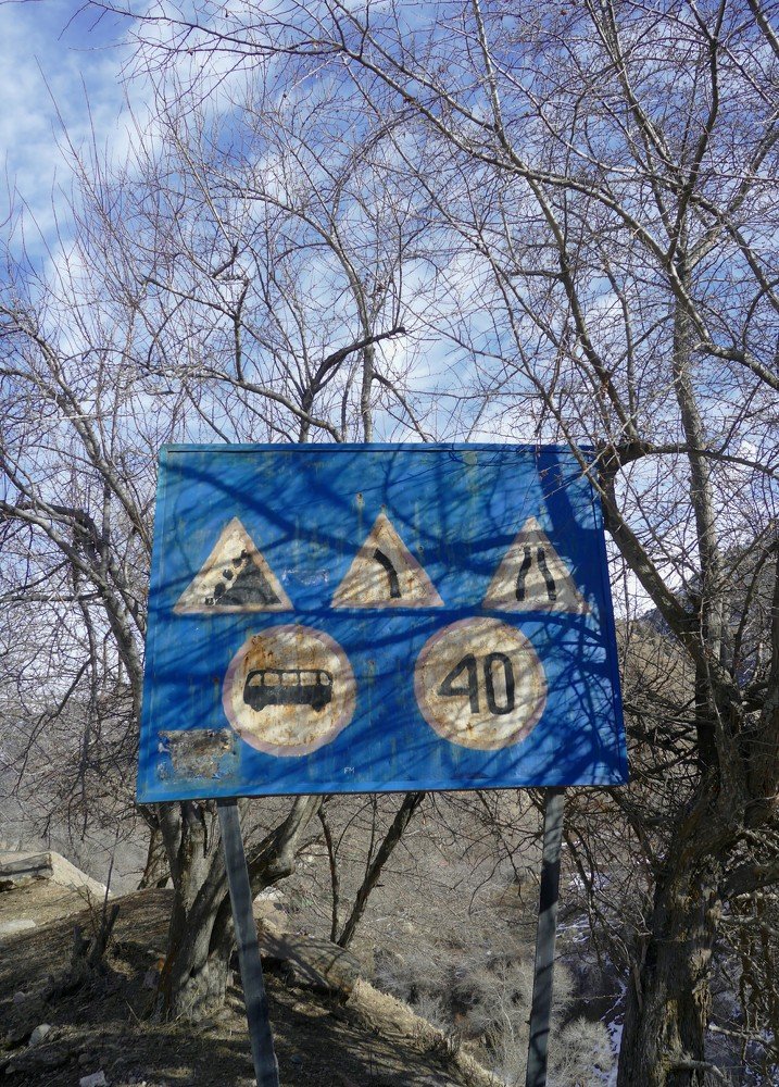 Рукописный дорожный знак.