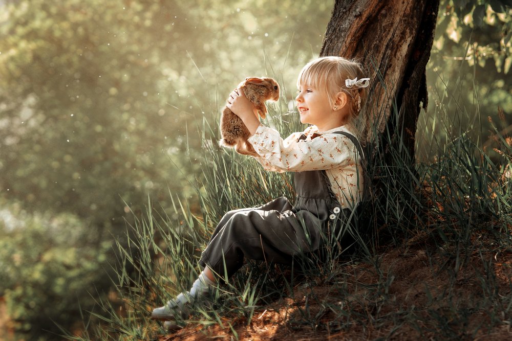 Девочка с кроликом