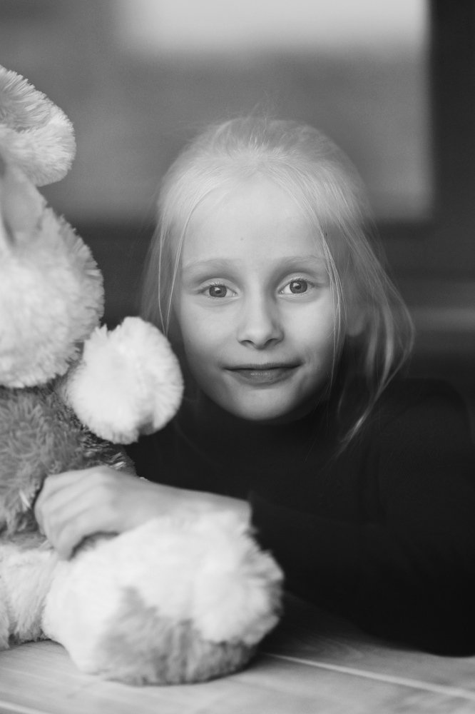девочка с плюшевым зайцем