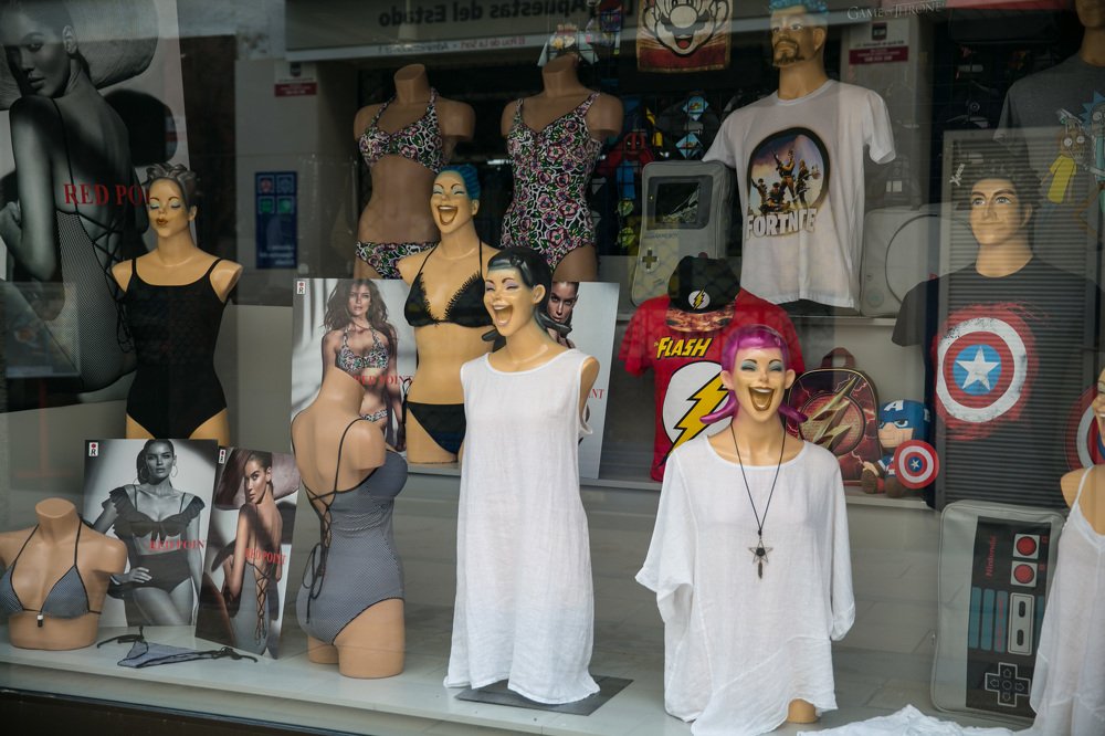 Красочные витрины Тосса-де-Мар