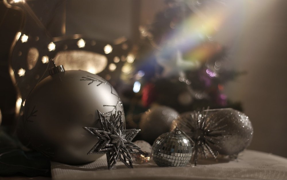 Украшение новогодней ёлки. Натюрморт