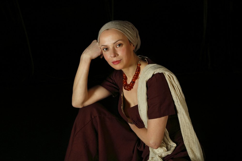 Девушка в янтарных бусах