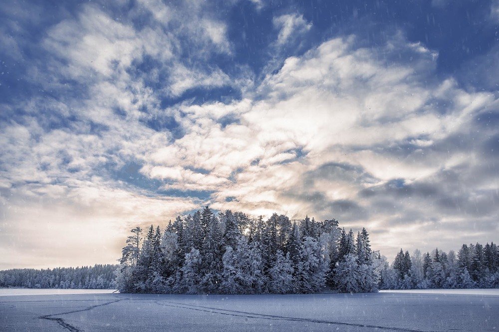 Снегопад на озере.