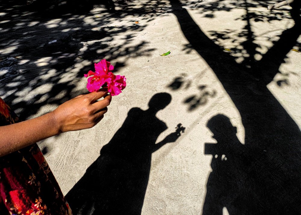 I keep the light of two eyes closed next to the shadow.