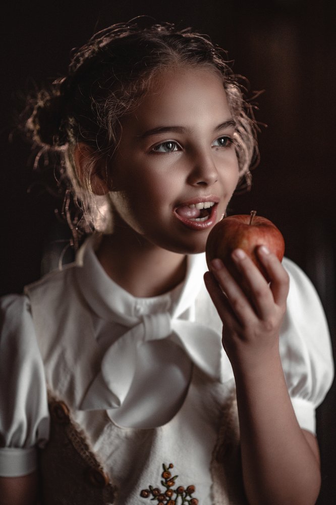 девочка с яблоком