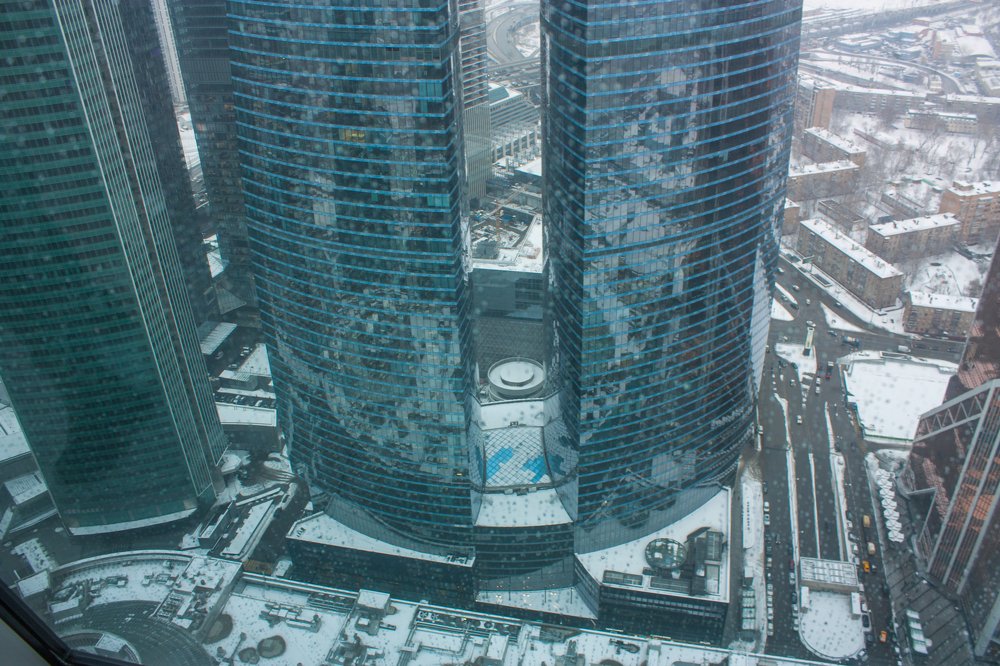 Из окна небоскрёба на другой небоскрёб