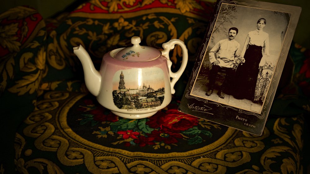 Их скатерть, их чайник. На заре XX века