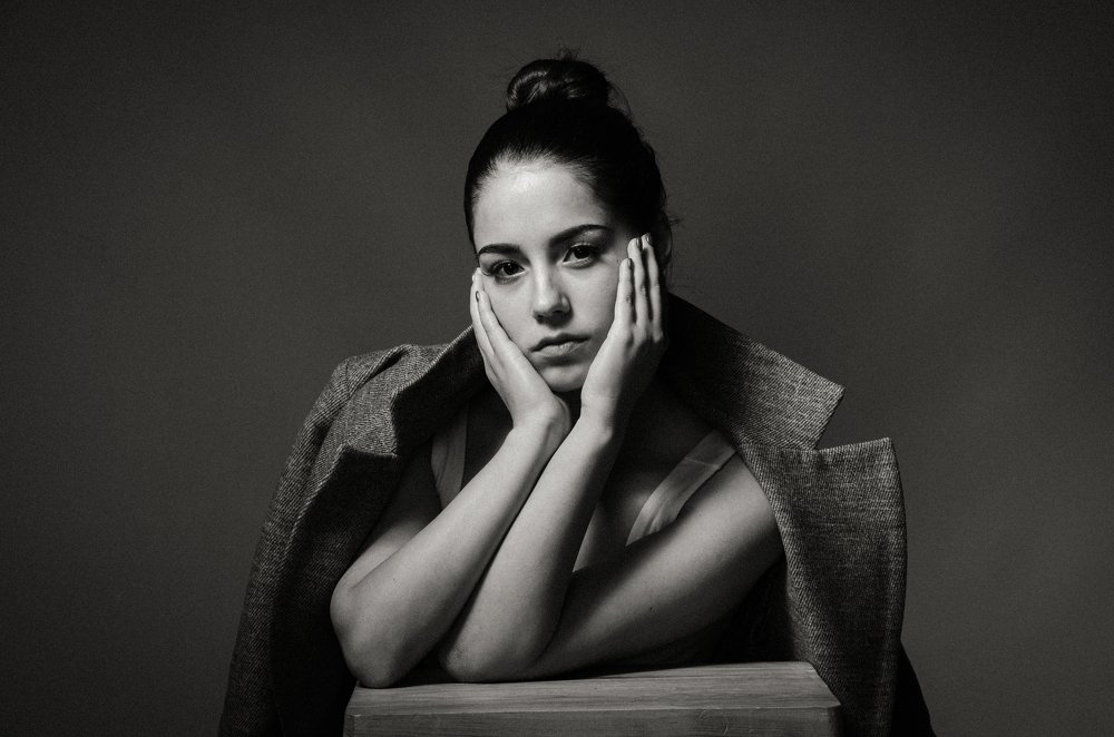 Девушка в пальто