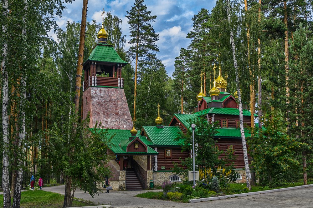 Храм во имя святого преподобного Серафима Саровско­го на Ганиной яме.