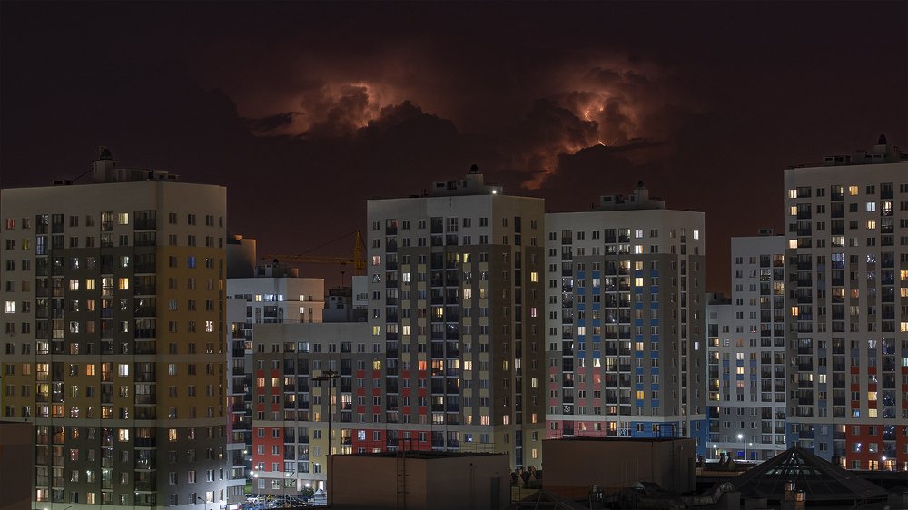 Кто-то хитрый и большой наблюдает за тобой