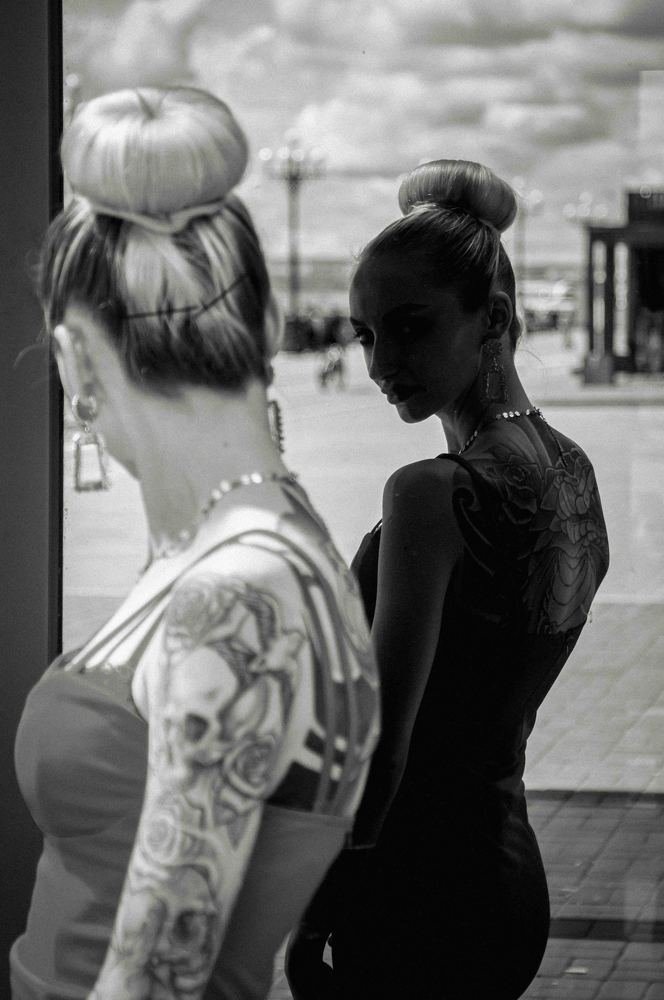 Девушка с татуировкой змеи