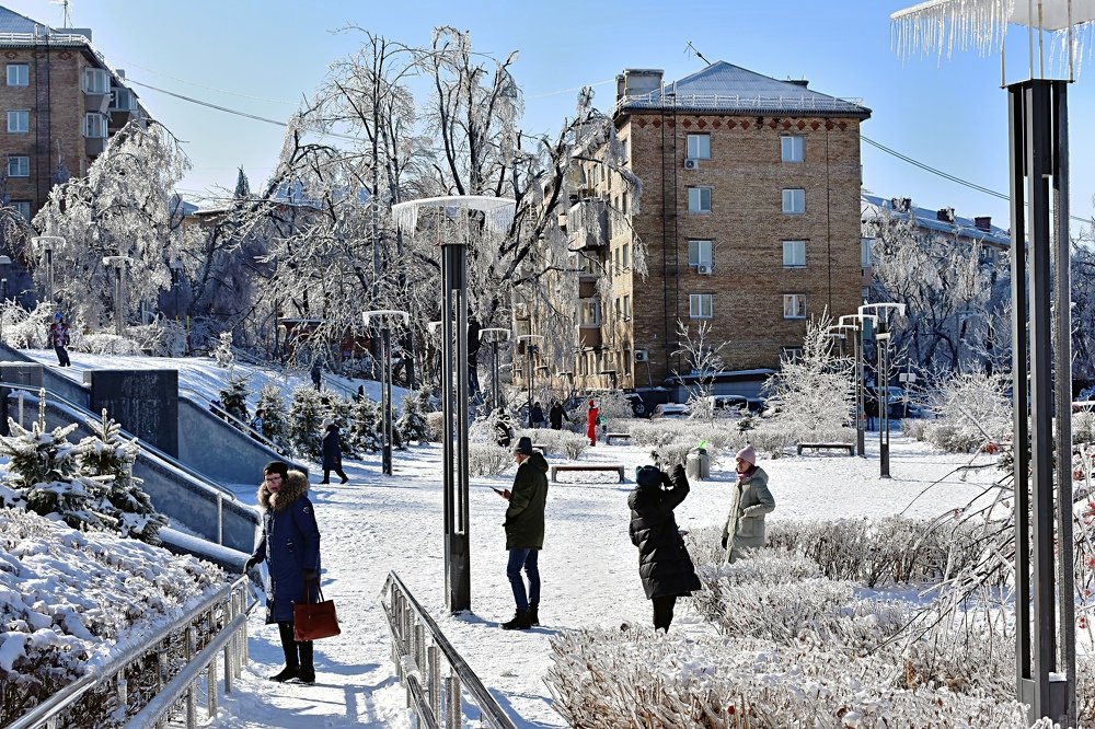 Солнечное утро после ледяного дождя .