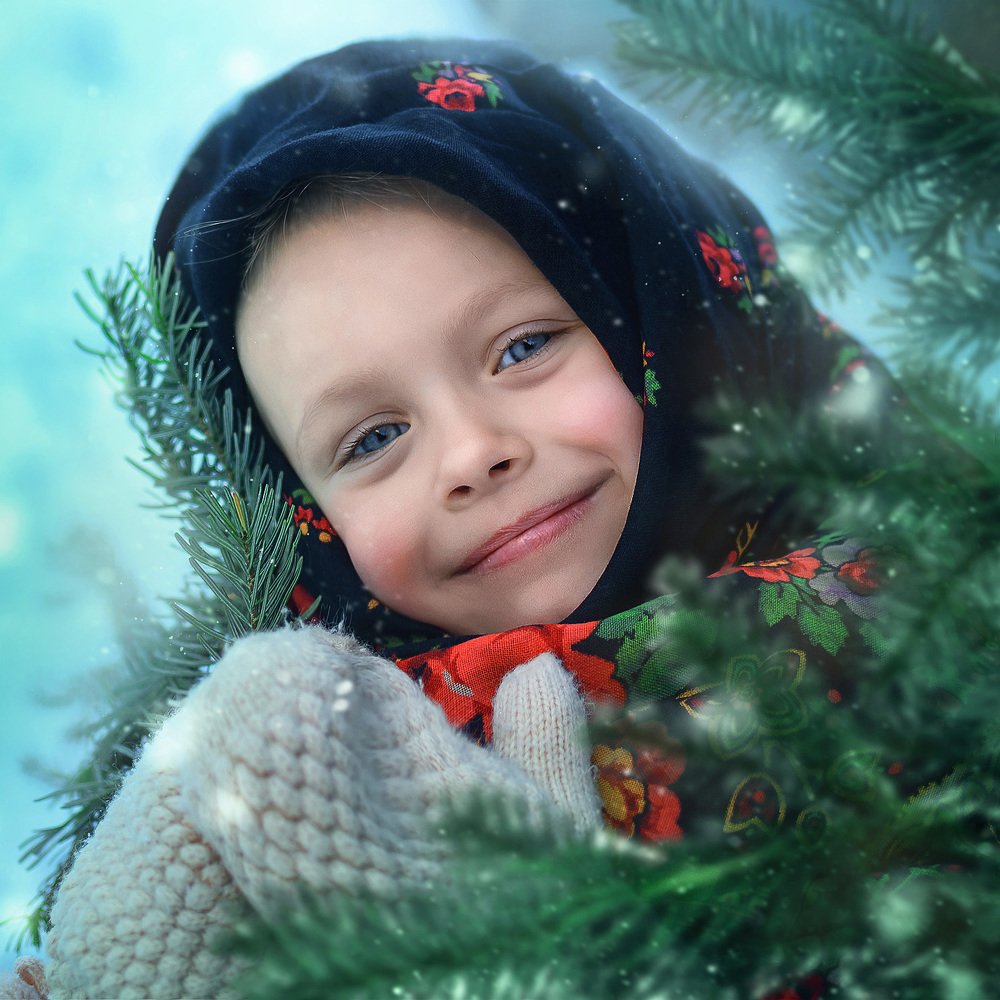 Девочка в хвойном лесу