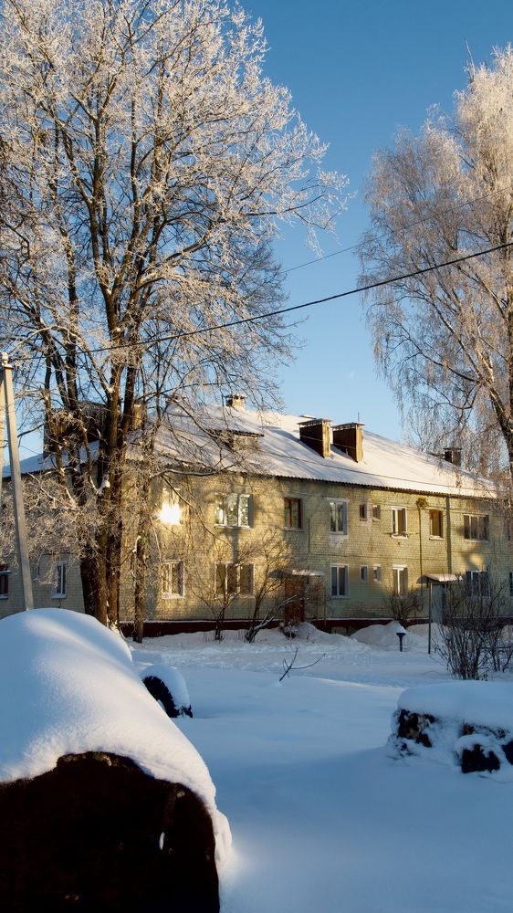 Светит, но не греет, да ещё и в гости заглядывает