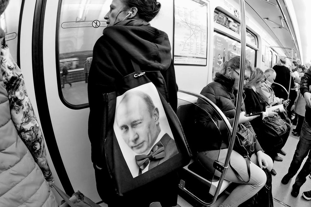 Он улыбнулся простой такой...