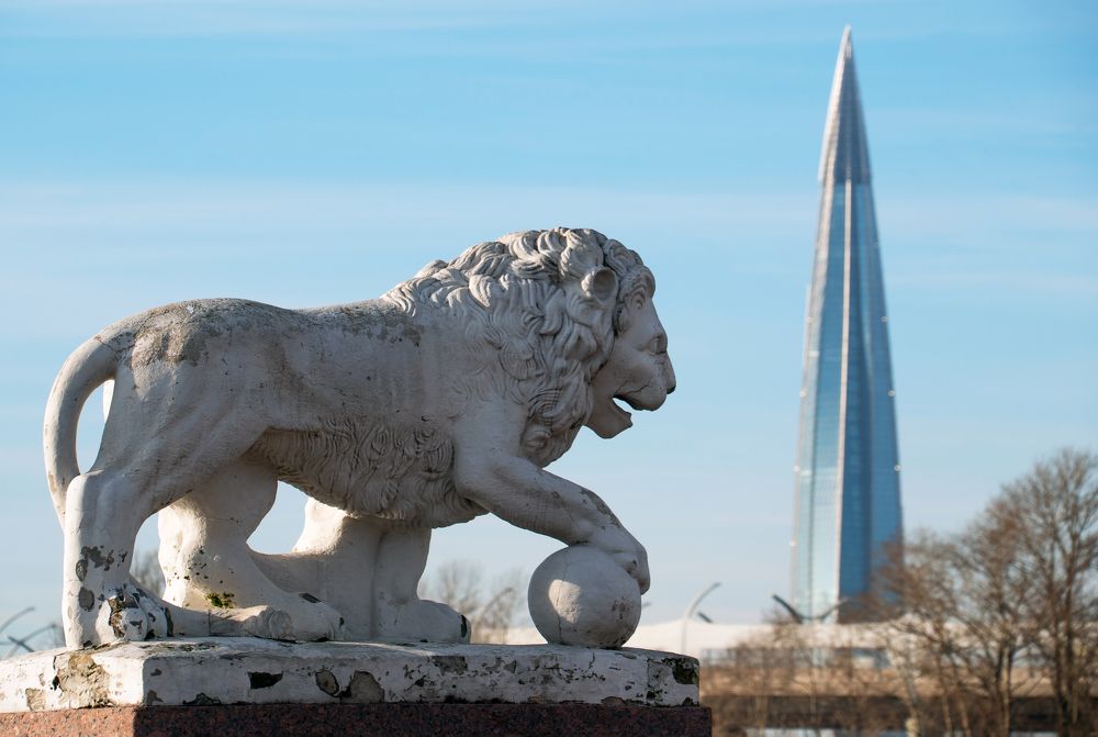 Лев и Лахта.