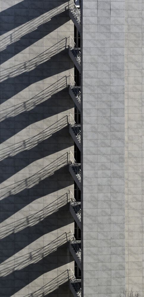 Лестница, тени.