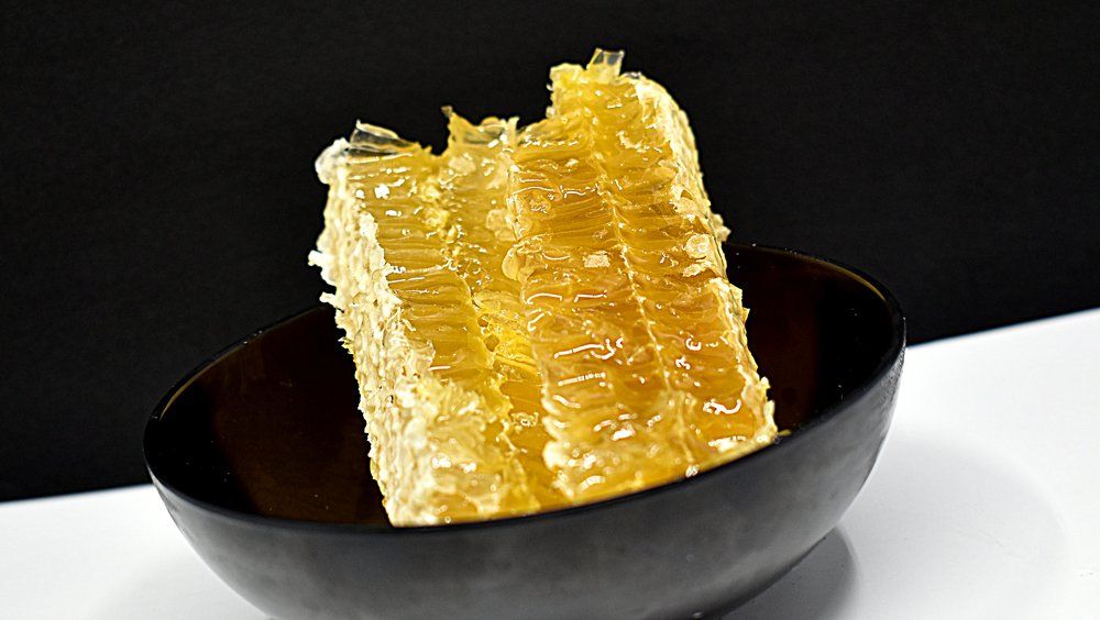 Мед в сотах...