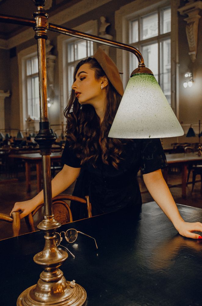 Девушка в библиотеке