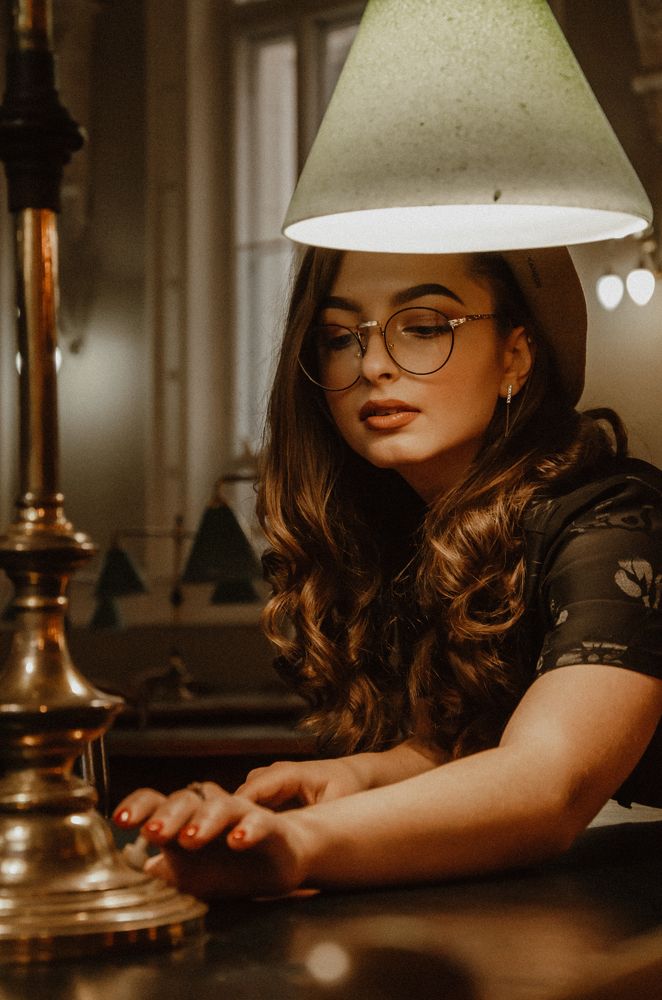 Девушка в библиотеке