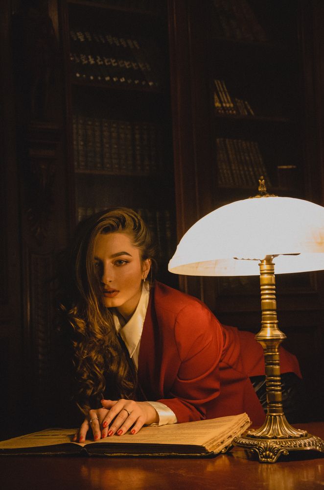 Девушка в библиотеке