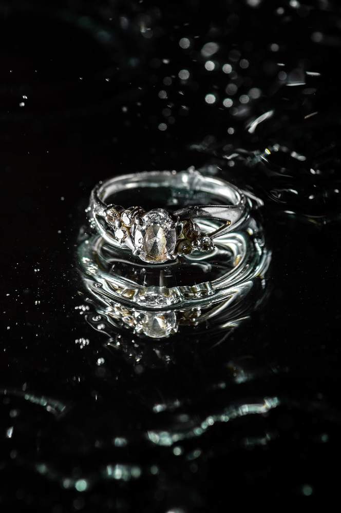 Кольцо в брызгах воды