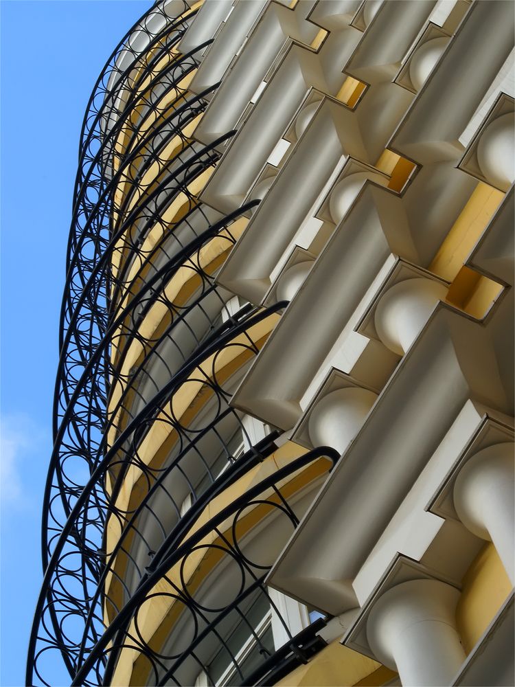 Череда столичных дней, друг на друга так похожих.