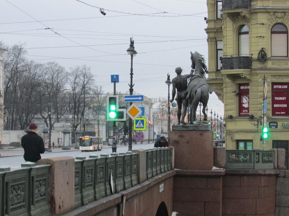 Кони Клодта по Невскому Проспекту .