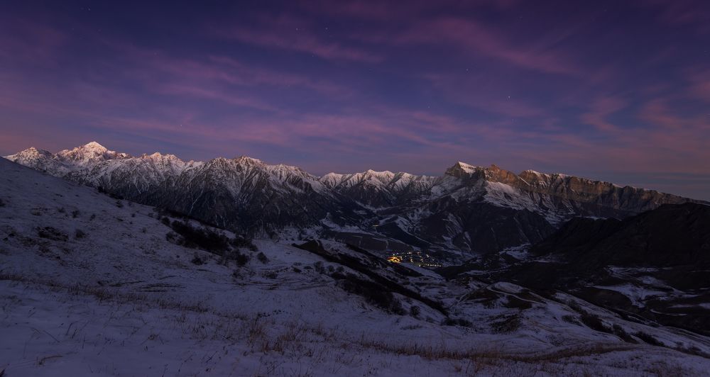 Вид с плато Курнуят на пос. В. Балкария.