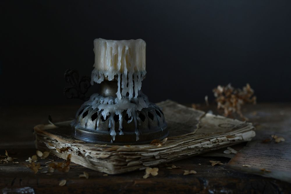 Плача сгорают свечи...