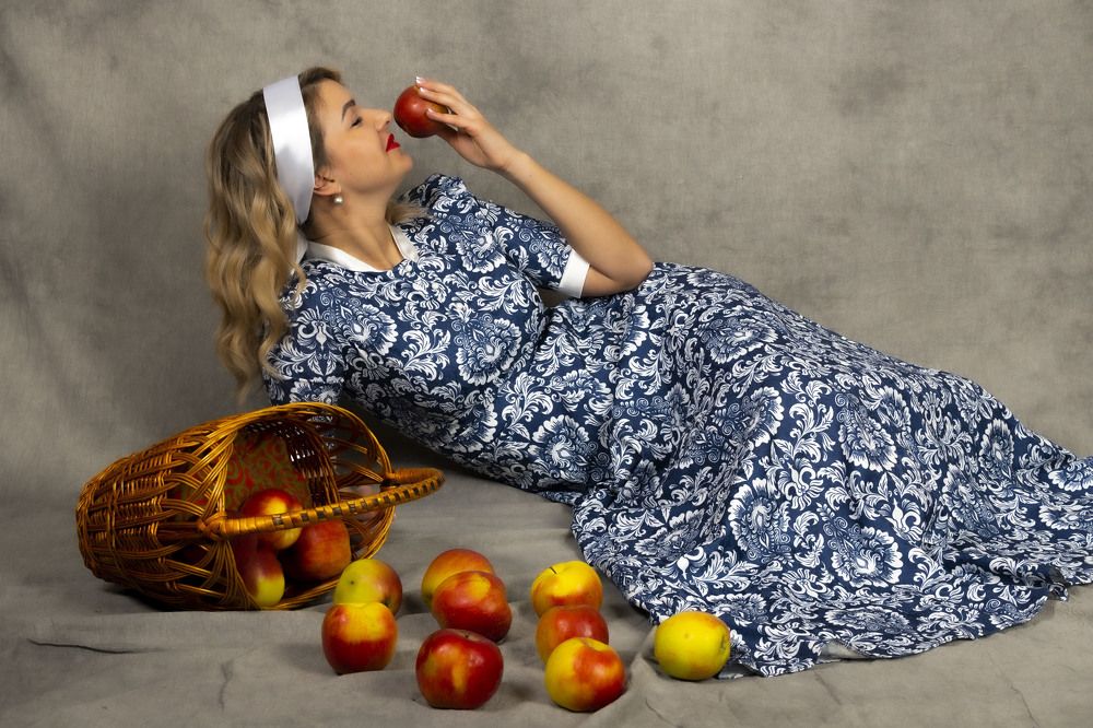 Девушка с яблоками