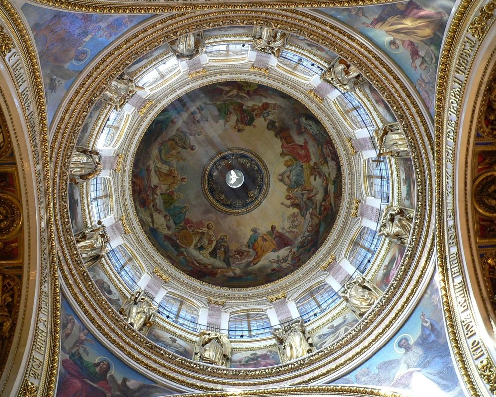 Купол Исаакиевского собора в Санкт-Петербурге.