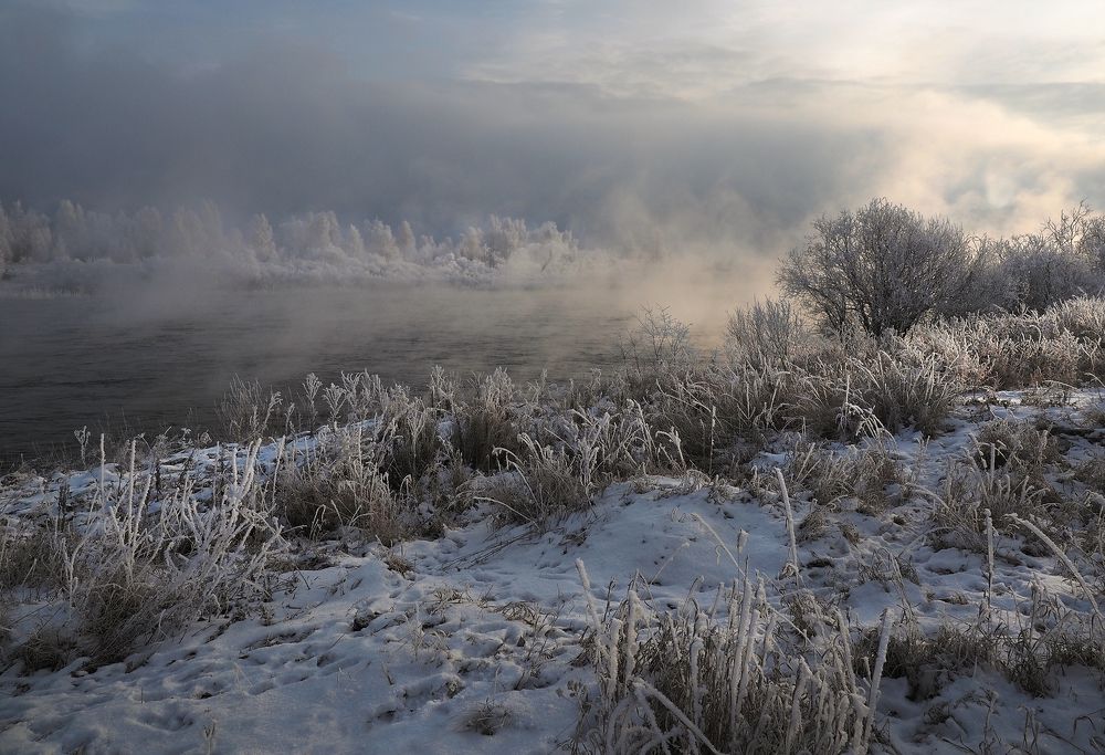 Мороз крепчал,река "кипела"