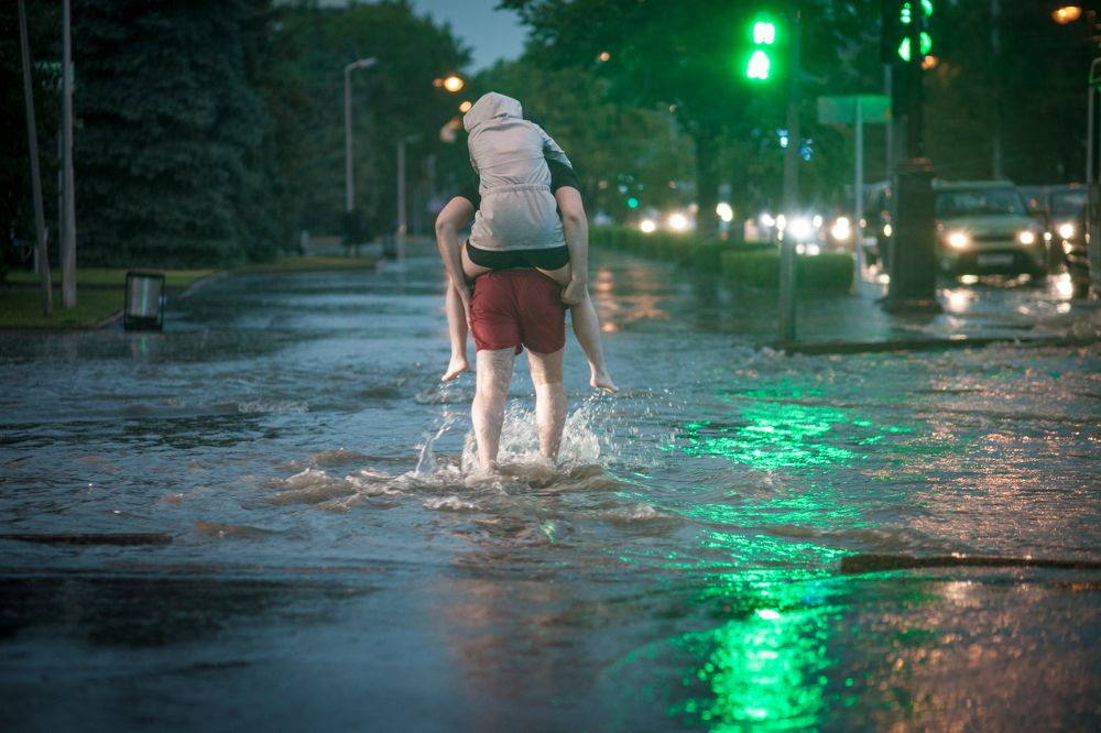 И нести тяжело и бросить жалко