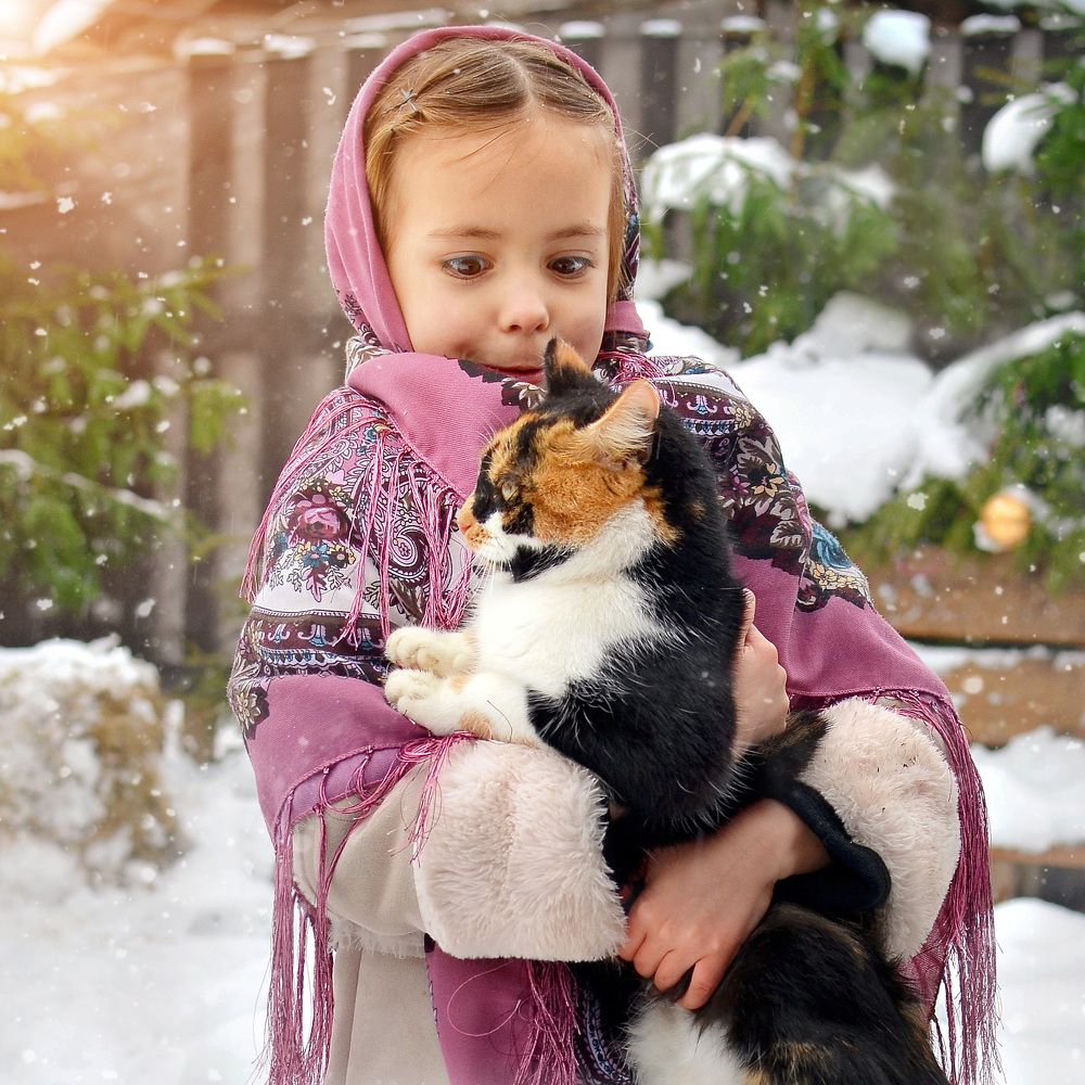 Деревенская девочка с котом