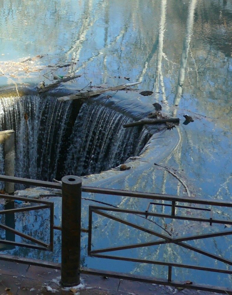 Дыра пожирающая отражения.