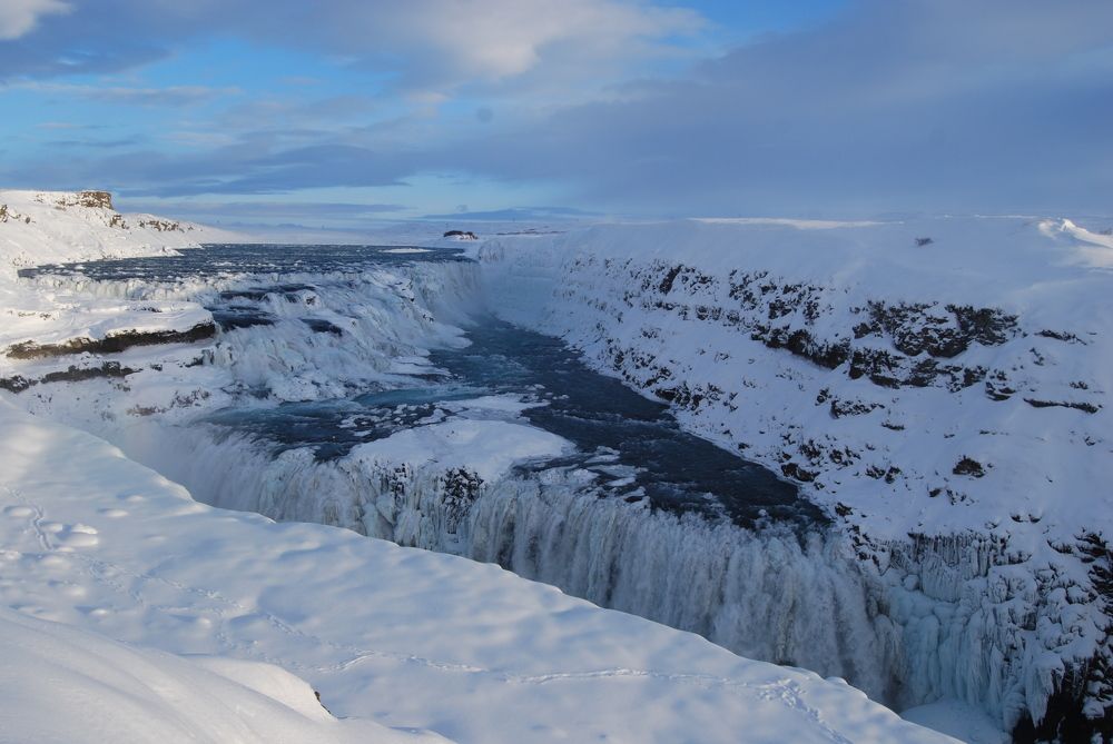 Waterfalls between ice and snow