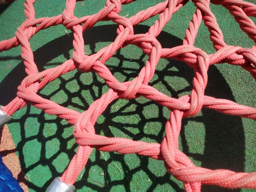 кружевная тень под качелью