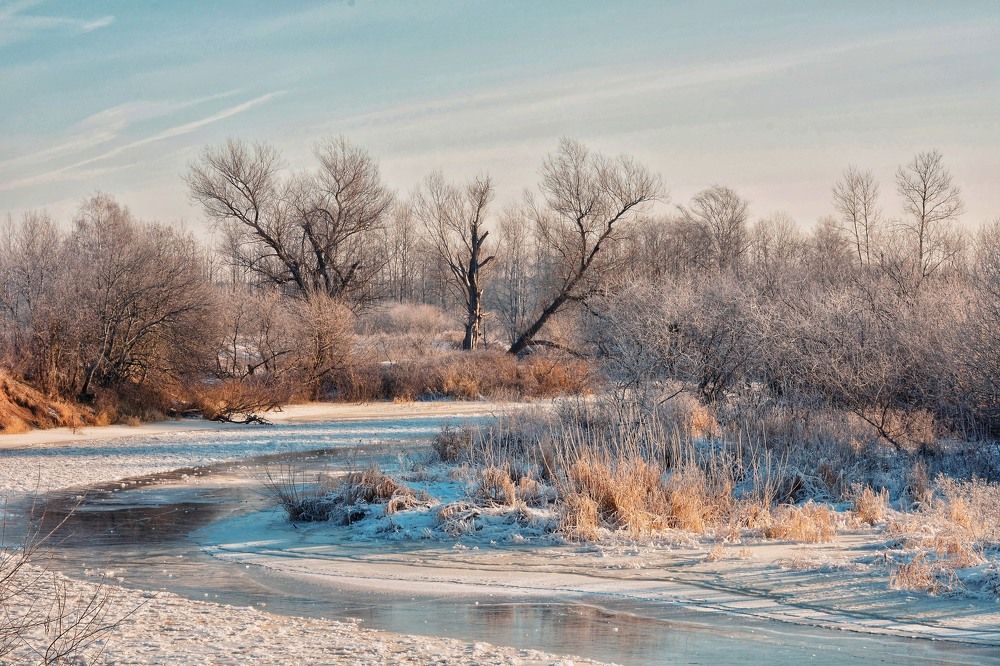 Пейзаж у замёрзшей реки.