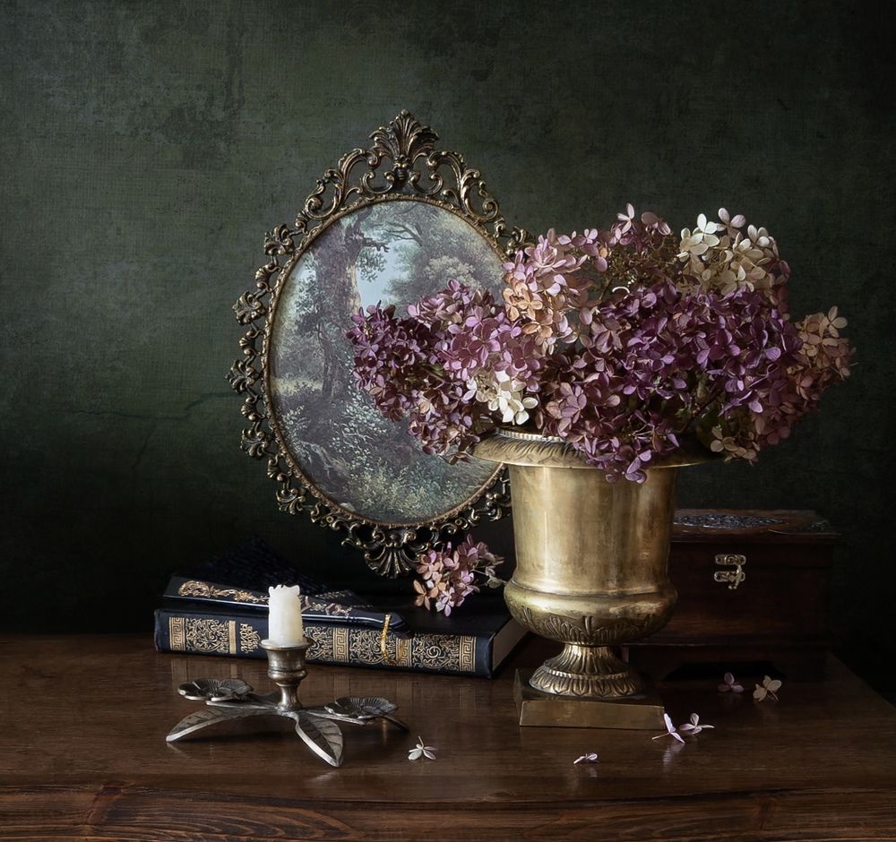 Букет засушенной гортензии на столе.