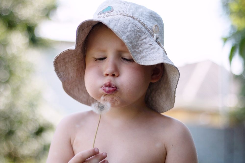 мальчик с одуванчиком